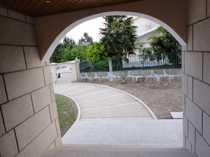 Arc et revetement en granit