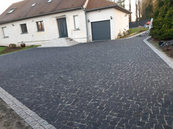 Pavage en pavé gris foncé clivé mouillé