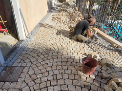 pavage en arc en pavé jaune beige près de nice 8