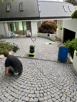 Pose en arc de pavé granit clivé gris foncé sec IMGranit