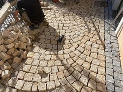 pavage en arc en pavé jaune beige près de nice 7