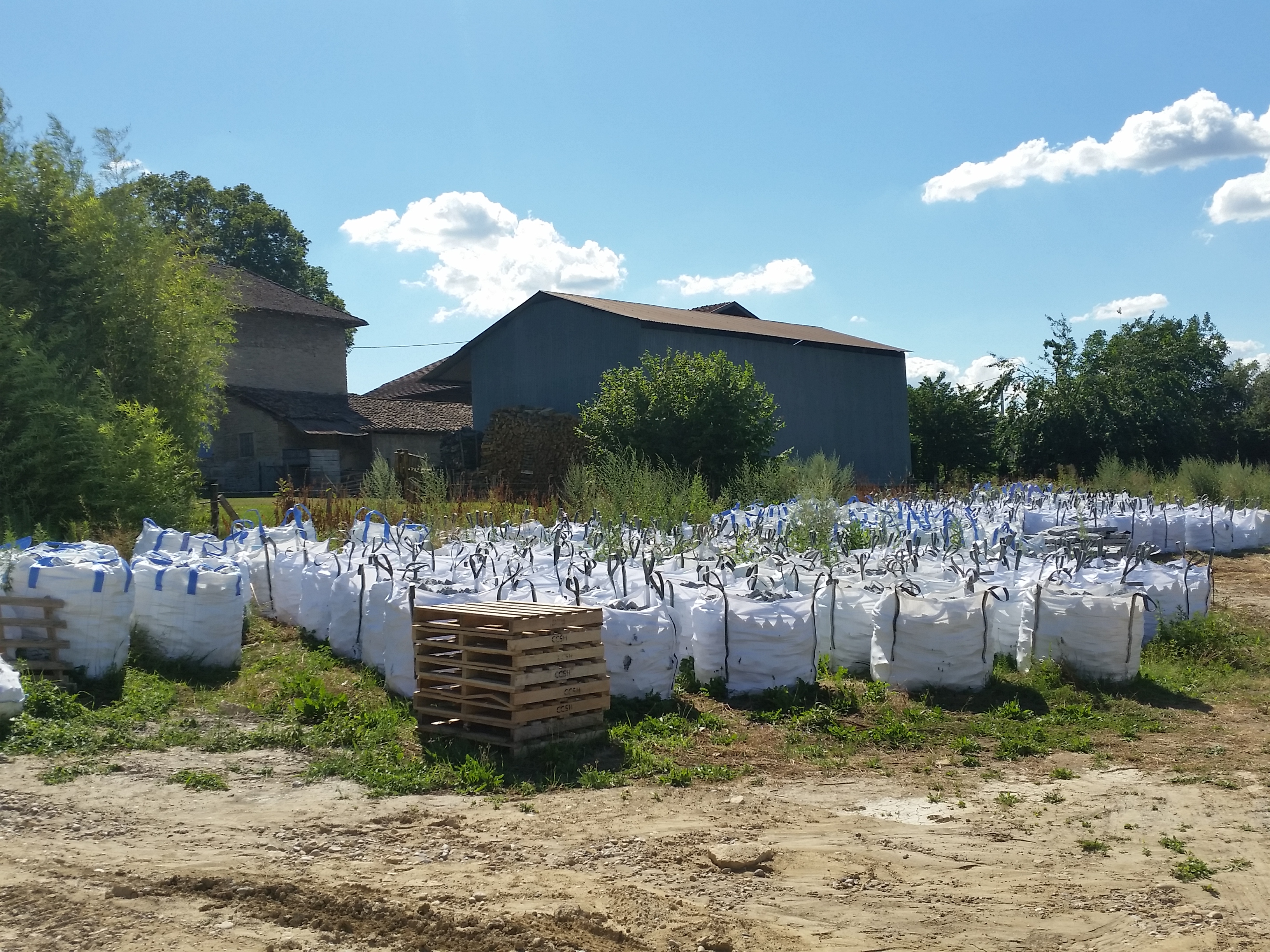 stockage des pavés sur le chantier