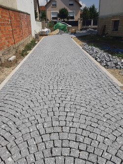 Pose en Arc en pavé gris bleu clivé 10x10x5 IMGranit avant le jointoiement