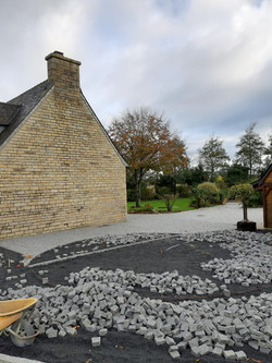 Pavage en pavé granit gris clair mouillé 10x10x5cm clivé