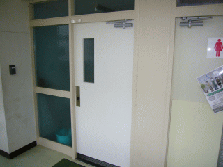 トイレ用扉新設工事