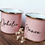 Miniature : Mugs vintage émaillés roses personnalisés avec les prénoms "Ophélie" et "Manon", accompagnés de petites fleurs séchées.