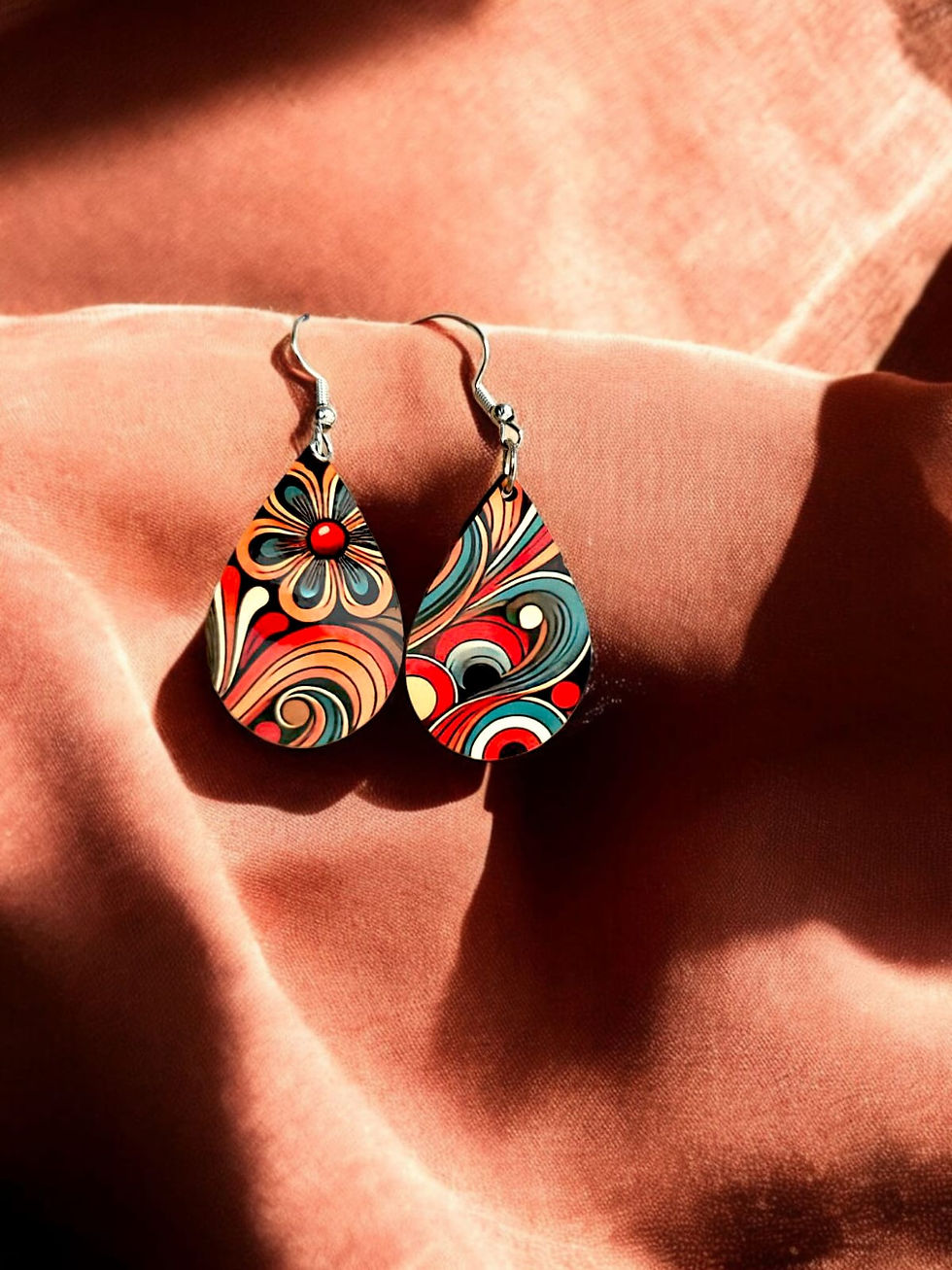 Miniature : Boucles d’oreilles aux motifs psychédéliques et floraux dans des tons rouge, orange et turquoise, inspirées des années 70, modèle 'Isabelle'.