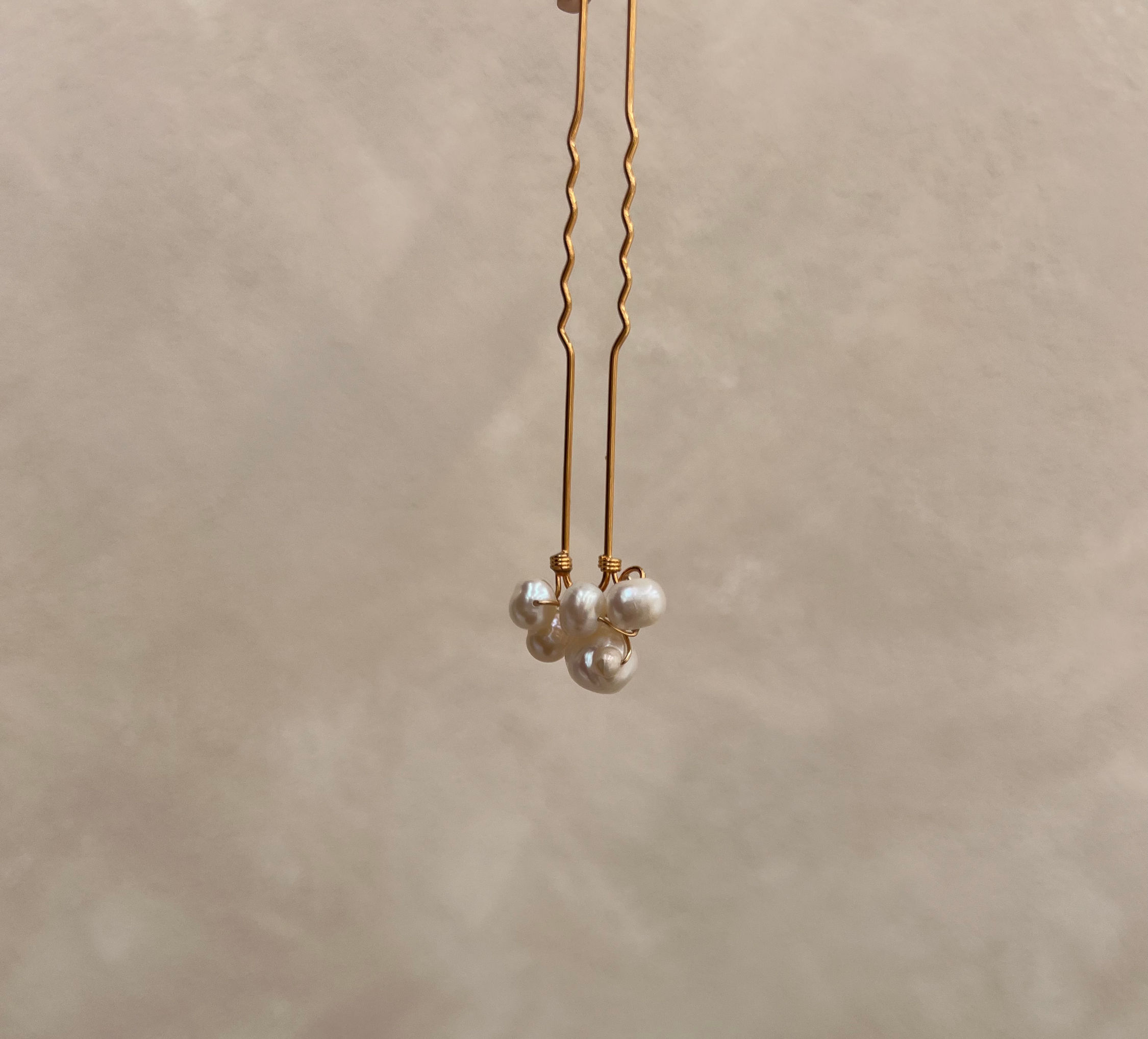 A perle pin hair pin