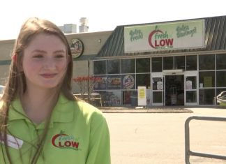 Teen picks up senior's grocery bill