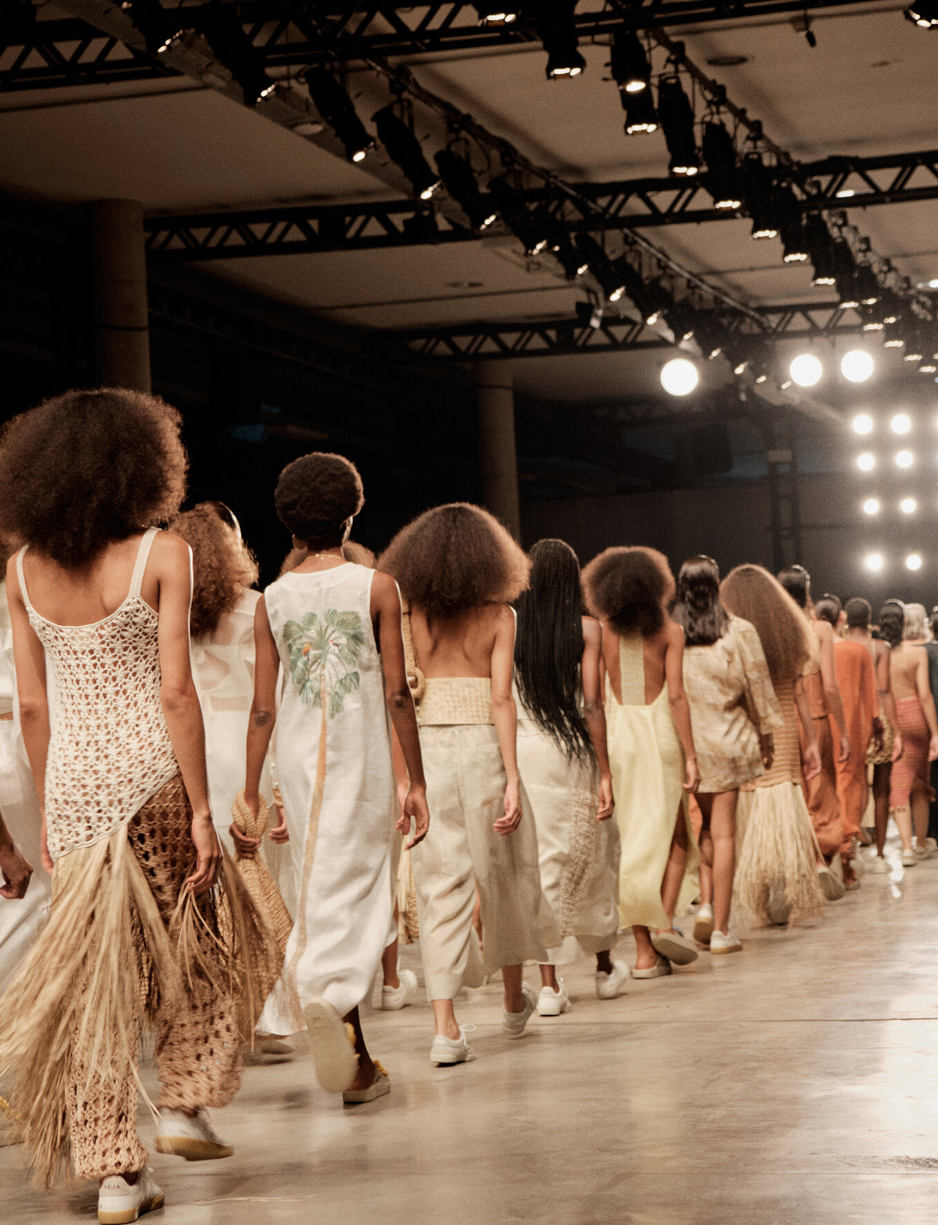 Desfile de moda acompanhado por Talys