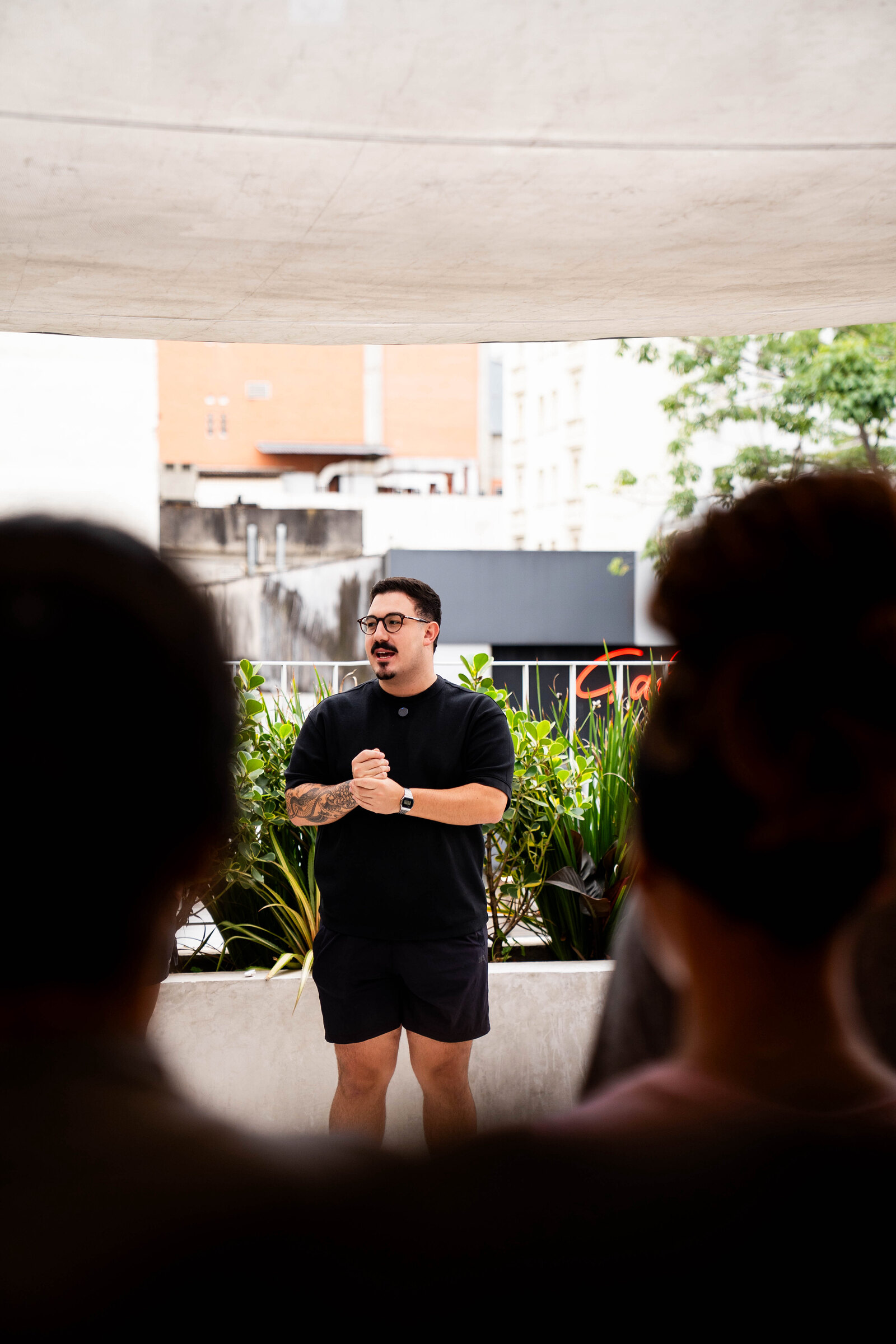 Talys conduzindo uma apresentação estratégica