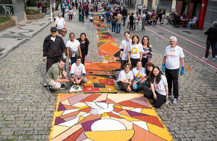 IDES celebra Corpus Christi 2025 em Florianópolis com tapete da Irmandade do Divino Espírito Santo.