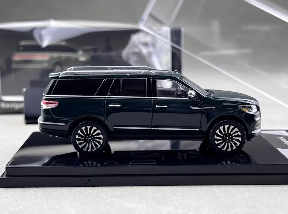 Thumbnail: LINCOLN NAVIGATOR SUV L GREEN 1/64 DIECAST CAR BY SHADOW PRO SP