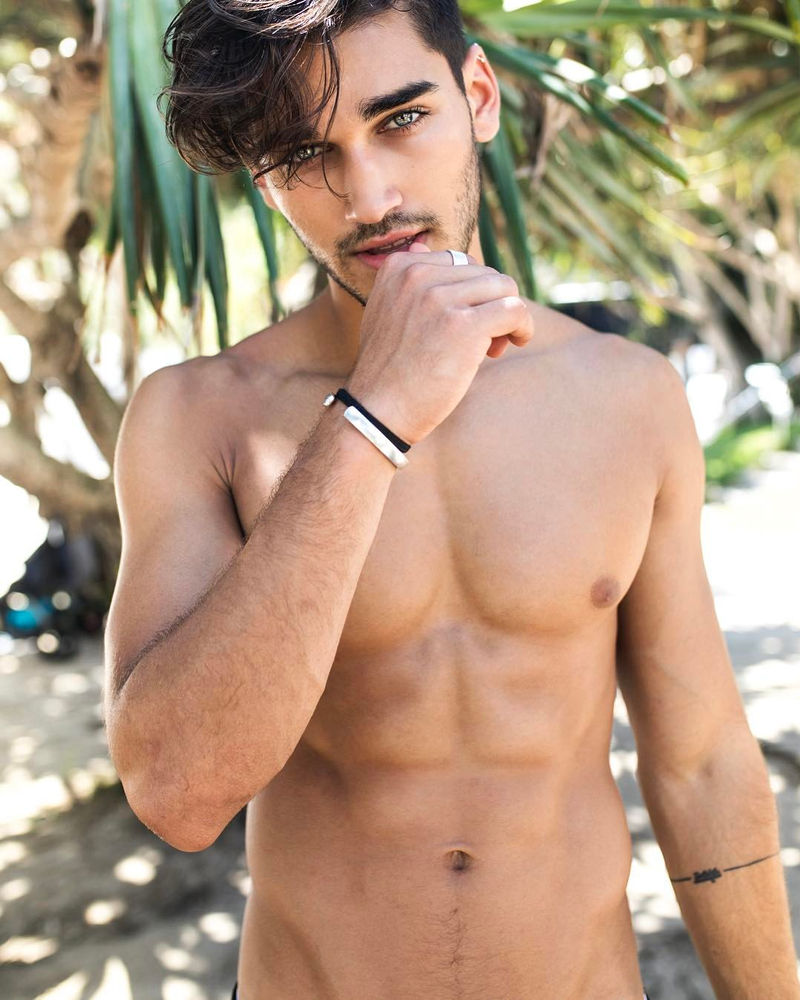 Josh Heuston - Đôi mắt đầy mê hoặc