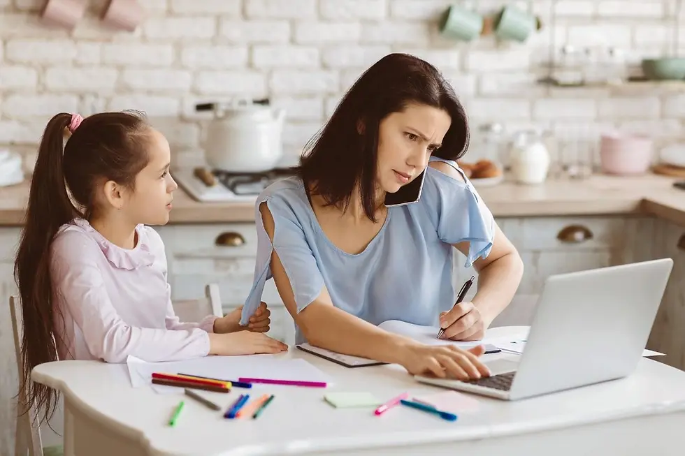 Mutter hilft bei Hausaufgaben und arbeitet nebenher