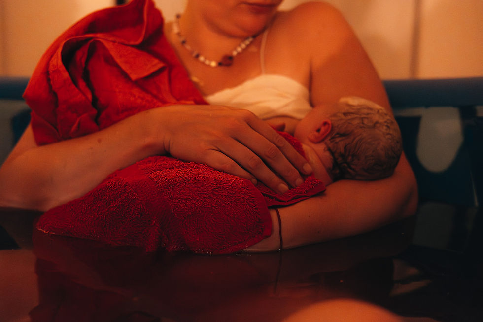 Geburtsfotografie Mama mit Neugeborenem