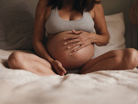 Schwangere Frau mit Doula Begleitung in Wien während ruhigem Gespräch in der Schwangerschaft