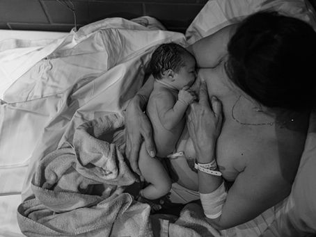 Doula begleitet Geburt achtsam und fotografiert intime Momente während der Geburt in Wien