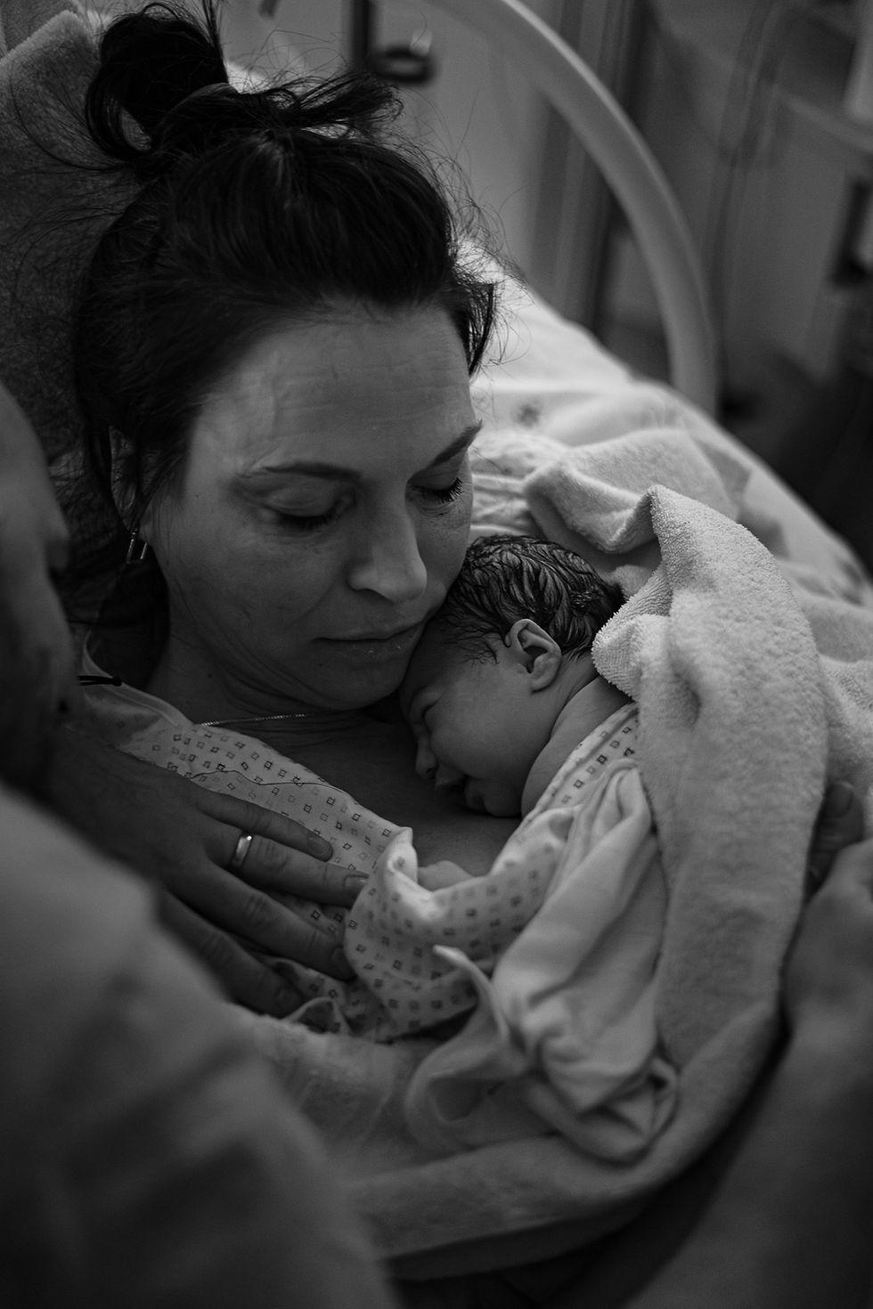Frisch geborenes Baby schläft auf der Brust der Mutter