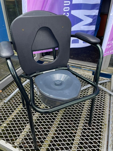 Miniature : Chaise percée fixe avec accoudoirs