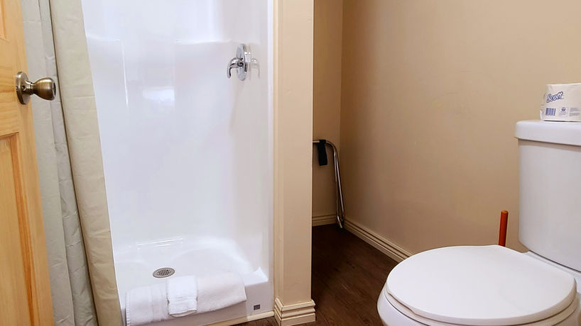Standard Queen Bathroom.jpeg