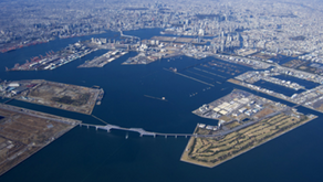 Le Japon dépend entièrement des routes maritimes pour son approvisionnement, face à la montée des tensions en mer de Chine méridionale et dans le détroit d’Ormuz, le Japon multiplie les alliances régionales et coopérations bilatérales afin de sécuriser ses flux commerciaux. Le but principal étant de garantir la libre circulation et limiter les risques de blocages des routes commerciales.