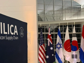 Le département d’État américain a scellé, fin mars 2026, une étape inédite pour la Pax SIlica, en allouant 250 millions de dollars au nouveau Fonds Pax Silica. Cette initiative vise à utiliser l’aide étrangère comme un levier pour mobiliser plus de 1 000 milliards de dollars de capitaux privés vers la sécurisation des semi-conducteurs et des minéraux critiques.