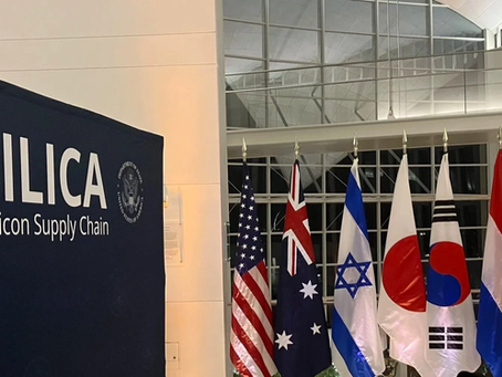 Le département d’État américain a scellé, fin mars 2026, une étape inédite pour la Pax SIlica, en allouant 250 millions de dollars au nouveau Fonds Pax Silica. Cette initiative vise à utiliser l’aide étrangère comme un levier pour mobiliser plus de 1 000 milliards de dollars de capitaux privés vers la sécurisation des semi-conducteurs et des minéraux critiques.