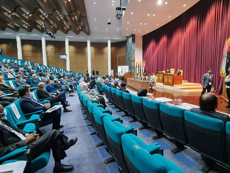 La signature d’un budget national unifié pour la Libye le 11 avril 2026 met fin à plus de dix ans de scission financière entre l’est et l’ouest du pays. Cet accord, parrainé par dix puissances mondiales, transforme la gestion des richesses pétrolières en un levier de stabilisation inédit pour l’ensemble de la région méditerranéenne.