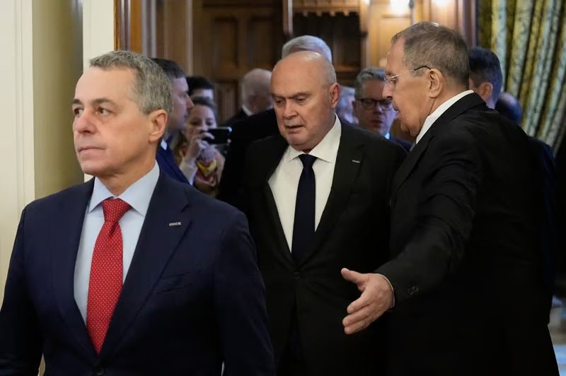 La visite à Moscou du président en exercice de l’Organisation pour la sécurité et la coopération en Europe, Ignazio Cassis, accompagné du secrétaire général Feridun H. Sinirlioğlu, est très important pour l'OSCE, dans un moment où l'organisation subi une crise. C’est la première fois depuis le 24 février 2022 qu’un président en exercice de l’Organisation se rend en Fédération de Russie. Officiellement, il s’agit de maintenir le dialogue avec l’ensemble des États participants et de rappeler que l’OSCE demeure un cadre disponible pour contribuer à une solution négociée en Ukraine. En réalité, cette visite met en lumière une fracture profonde sur l’avenir même de la sécurité européenne.