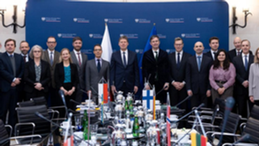 La Pologne assure désormais une présidence d’un an du Conseil des États de la mer Baltique (CBSS) sur la période allant du 1er juillet 2025 au 30 juin 2026, en succession de l’Estonie, et cette présidence est portée politiquement par le ministre polonais des Affaires étrangères Radosław Sikorski.  