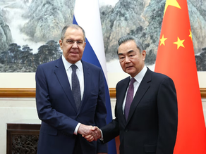 Le ministre russe des Affaires étrangères, Sergueï Lavrov, a achevé le 15 avril 2026 une visite de deux jours à Pékin, marquée par plus de quatre heures de négociations avec son homologue Wang Yi et une audience avec le président Xi Jinping. Au cœur des échanges, Moscou a officiellement proposé de « compenser » le déficit énergétique de la Chine provoqué par l'instabilité majeure au Moyen-Orient et la paralysie partielle du détroit d'Ormuz. Cette visite a également servi à coordonner les positions des deux puissances sur les tensions en Asie centrale, dans le Caucase et en mer de Chine méridionale.