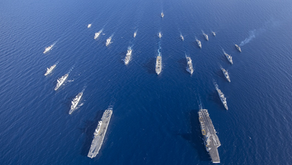 Le discours du Premier Lord de la Mer, Sir Gwyn Jenkins, et l’intervention de l’amiral Nicolas Vaujour devant la commission de la Défense dessinent deux visions convergentes sur la menace russe mais articulées à partir de deux cultures stratégiques distinctes. Dans les deux cas, la Russie n’est plus un risque potentiel mais une puissance active, structurée et offensive dans le sous-marin, le fond marin et l’attrition des infrastructures. Le tableau est le même : projection accrue dans l’Atlantique Nord, montée en puissance de la flotte du Nord, modernisation sous-marine, opérations hybrides. 