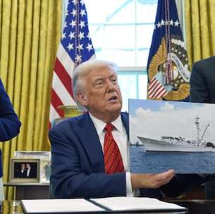 Le 17 Avril 2025, moins de trois mois après la prise de fonction de Donald Trump, la Maison Blanche a publiĂ© le dĂ©cret exĂ©cutif (« executive order ») intitulĂ© « Restauring American Seafood Competitiveness », avec comme objectif de dynamiser les exportations et la vente de produits halieutiques pĂŞchĂ©s dans les eaux amĂ©ricaines, par les AmĂ©ricains.Â