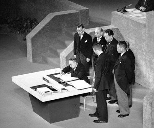 Le Premier ministre Shigeru Yoshida signe le traité de paix de San Francisco, 8 septembre 1951. U.S. government — domaine public
