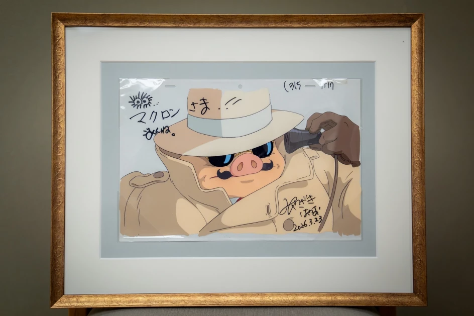 Celluloïd d’animation original du film "Porco Rosso", dédicacé par Hayao Miyazaki et offert à Emmanuel Macron lors de sa visite officielle au Japon en avril 2026. 