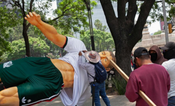 Les statues installées temporairement pour une exposition consacrée à la Coupe du monde prises à partie par les manifestants. (Sources : Le Parisien, AFP et Oswaldo Ramirez)