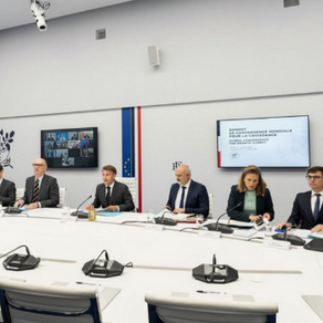 À la veille du sommet du G7  d’Évian, qui se déroule du 15 au 17 juin 2026, Emmanuel Macron a présidé une visioconférence réunissant les membres du G7, ainsi que la Chine, le FMI et des pays dits émergents, comme le Brésil, la Corée du Sud, l’Inde, le Kenya et l’Égypte. Baptisé « Sommet de convergence mondiale pour la croissance », cet événement vise à apaiser les tensions commerciales et à développer une coopération coordonnée entre les grandes puissances économiques.