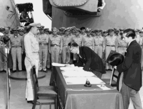 Le 2 septembre 1945, dans la baie de Tōkyō, le silence qui entoure la signature des actes de capitulation sur le pont de l’USS Missouri ne marque pas seulement la fin d’un conflit apocalyptique. Il sonne le glas d’une ambition impériale japonaise dont les racines remontent à la période du Bakumatsu (1853-1868)1 et aux humiliations des traités inégaux imposés par les puissances occidentales à un Japon contraint de s’ouvrir — notamment par la Convention de Kanagawa de 1854