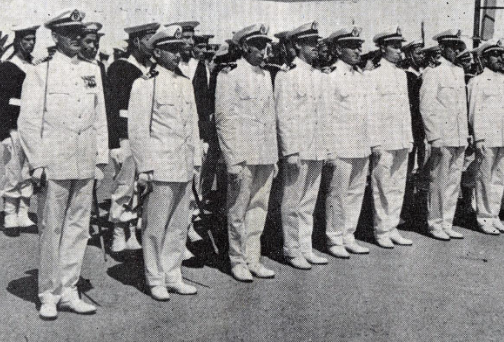	Travailler sur l’histoire maritime du Maroc contemporain pousse à se pencher sur un paradoxe en ce qui concerne la stratégie navale de cet état : disposant d’une position stratégique qui fait du Maroc un verrou naturel sur le très fréquenté détroit de Gibraltar -en plus de disposer d’une façade atlantique large, le Maroc est un des rares états à profiter d’une façade maritime sur la Méditerranée et sur l’Atlantique. En somme, tout devrait disposer le Maroc à être une puissance maritime d’importance du voisinage sud de l’OTAN. Pourtant, en dépit de toutes ces prédispositions stratégiques, aujourd’hui, le Maroc est encore une puissance maritime de second plan. 