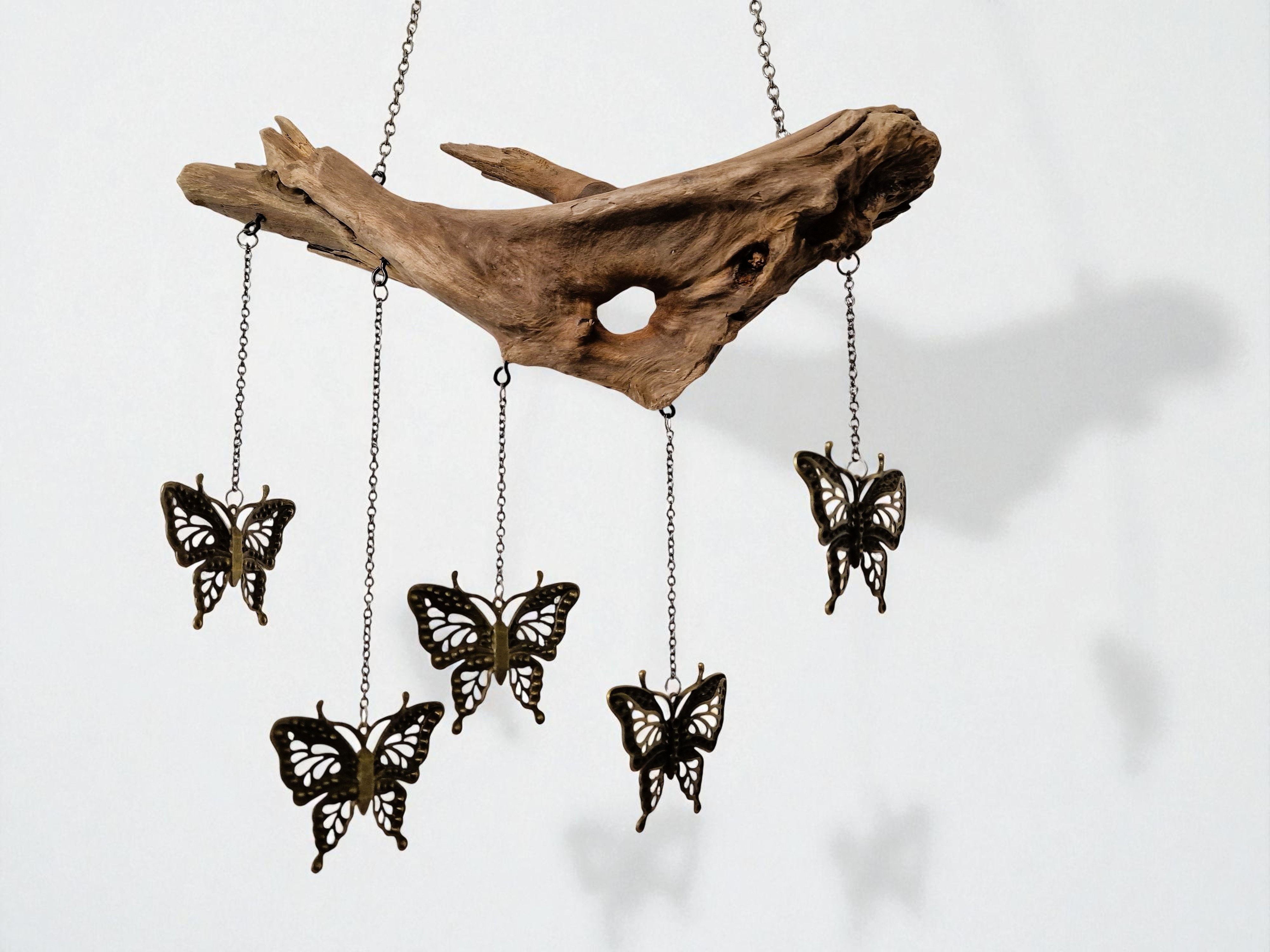 Unikat Treibholz-Windspiel mit Messing-Schmetterlingen Frontansicht