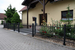 FZ.B.2 Zaunanlage mit Pforte Spitzen SD.4