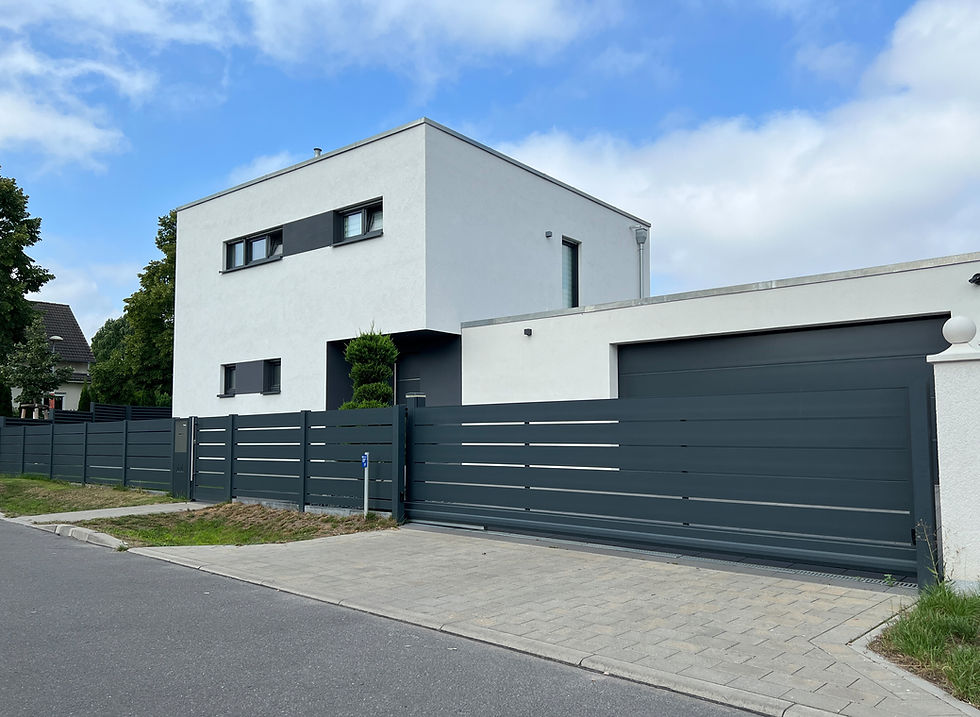 FZ.A.6 Zaunanlage mit Falken-Gate Schiebetor und Briefkastensäule