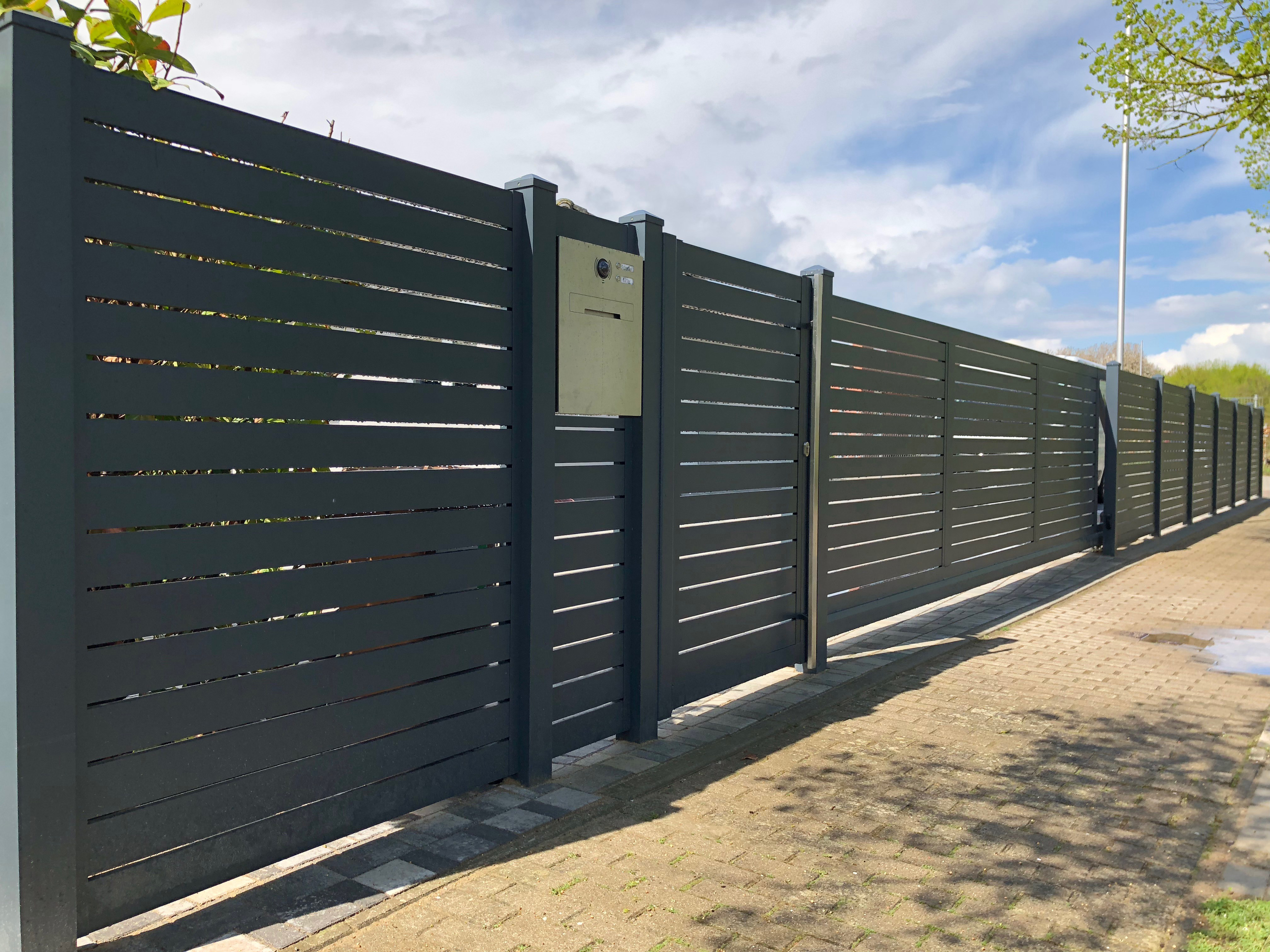 FZ.A.4 mit Briefkasten 07 und Pforte mit Edelstahl-Langgriff