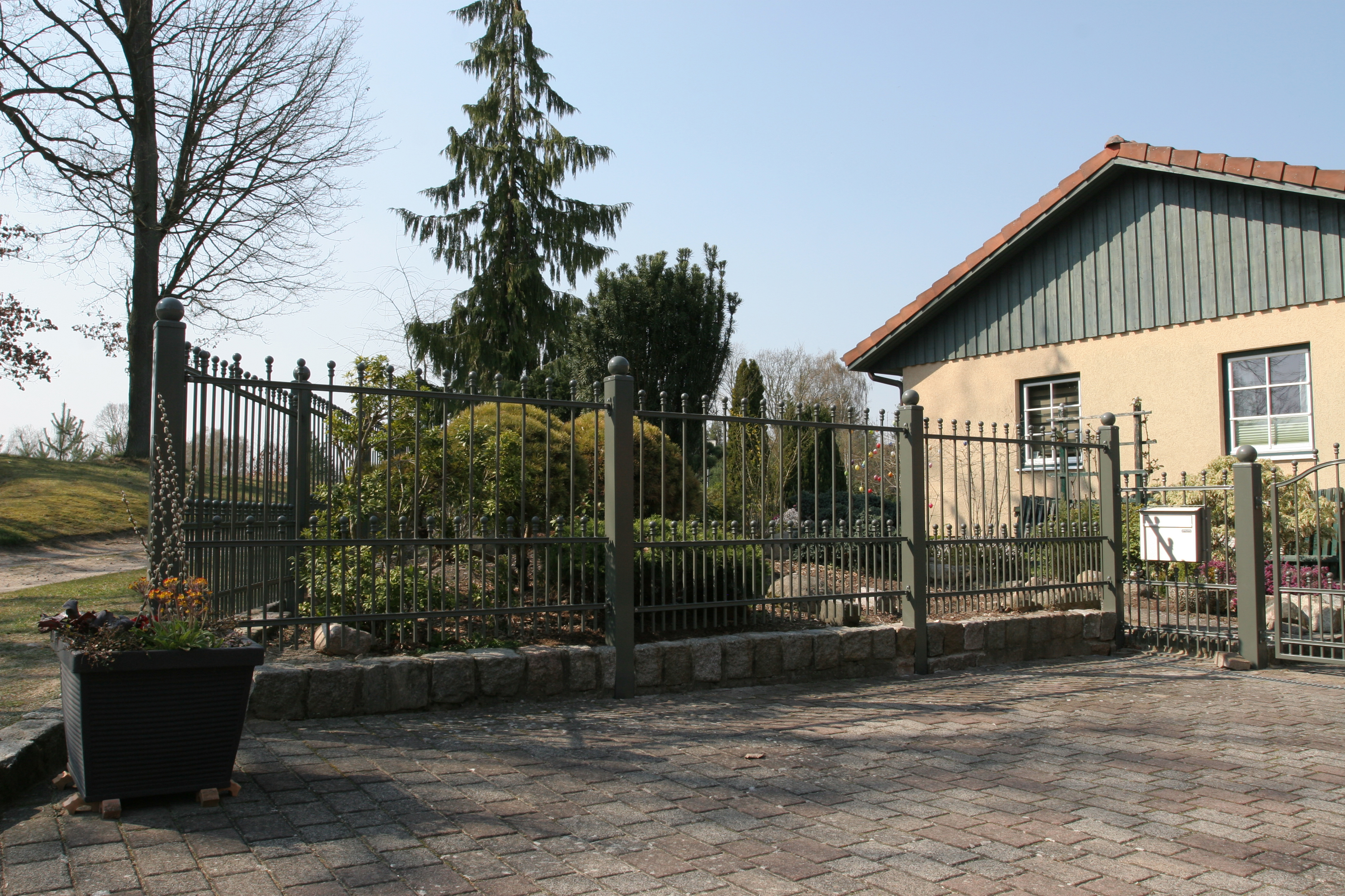 FZ.C.10 Zaunfelder mit Steinsockel