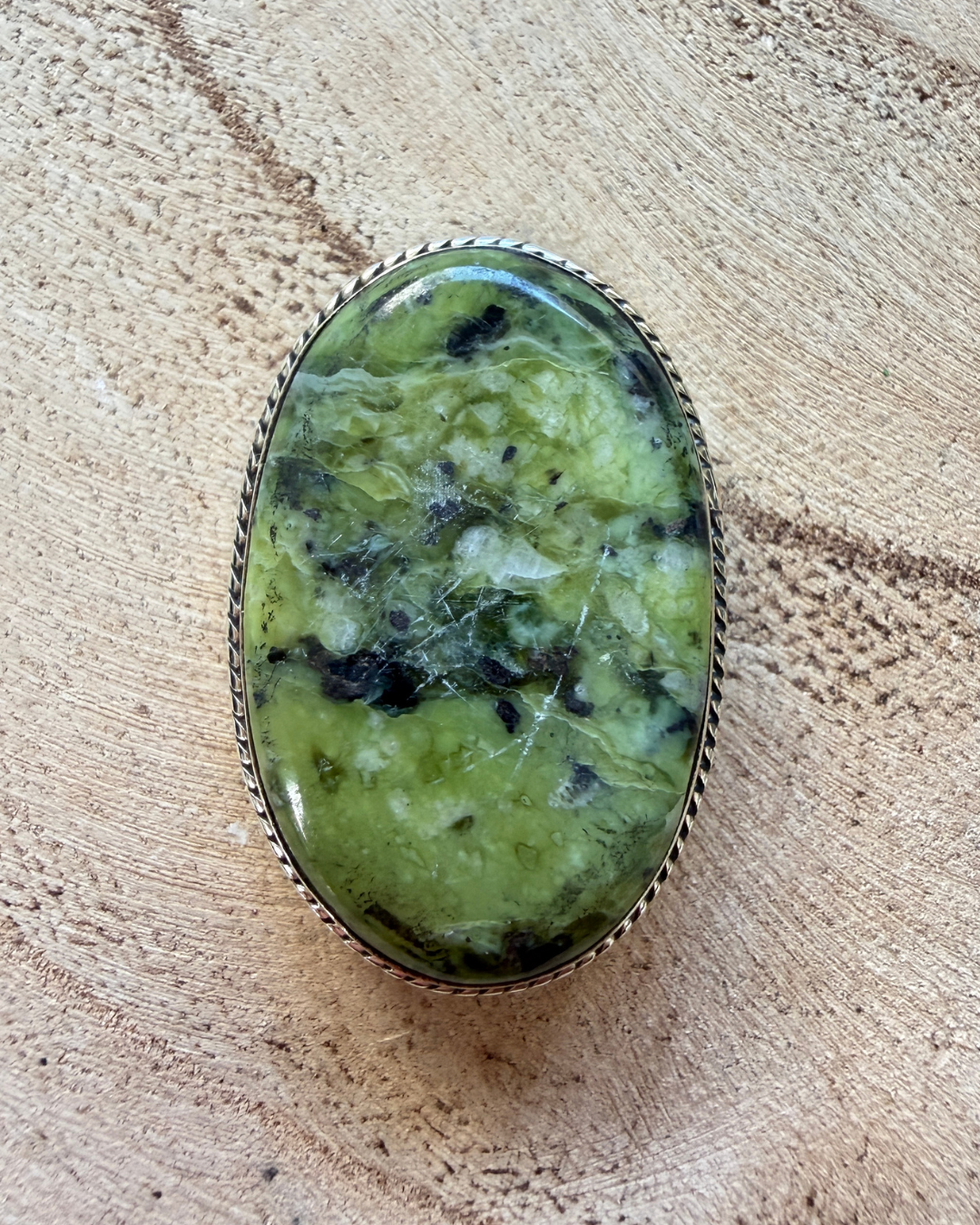 Jaspe lizardite no 79 cabochon serti laiton argenté