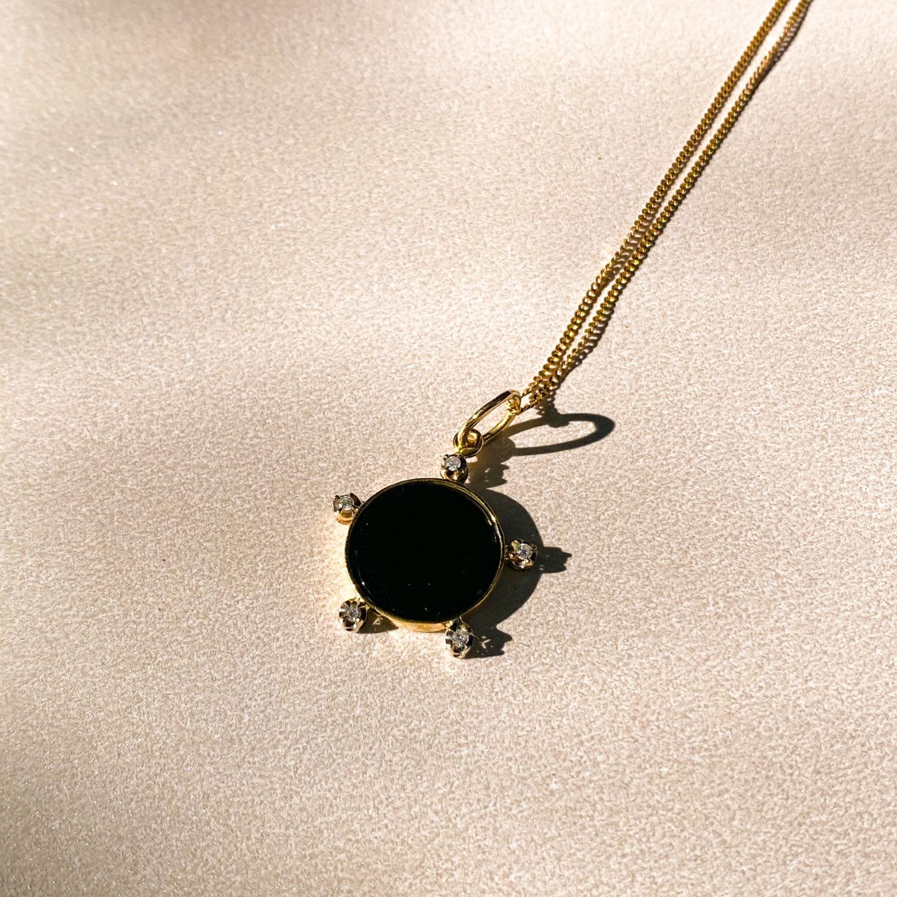 Pingente Ouro Contorno Ônix e Diamantes