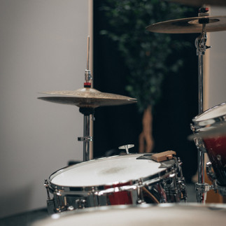 A picture of a drum kit, including a Ludwig Supraphonic 402 Snare drum