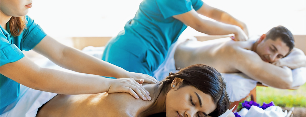 Terapeutas realizando masaje de relajación en curso certificado