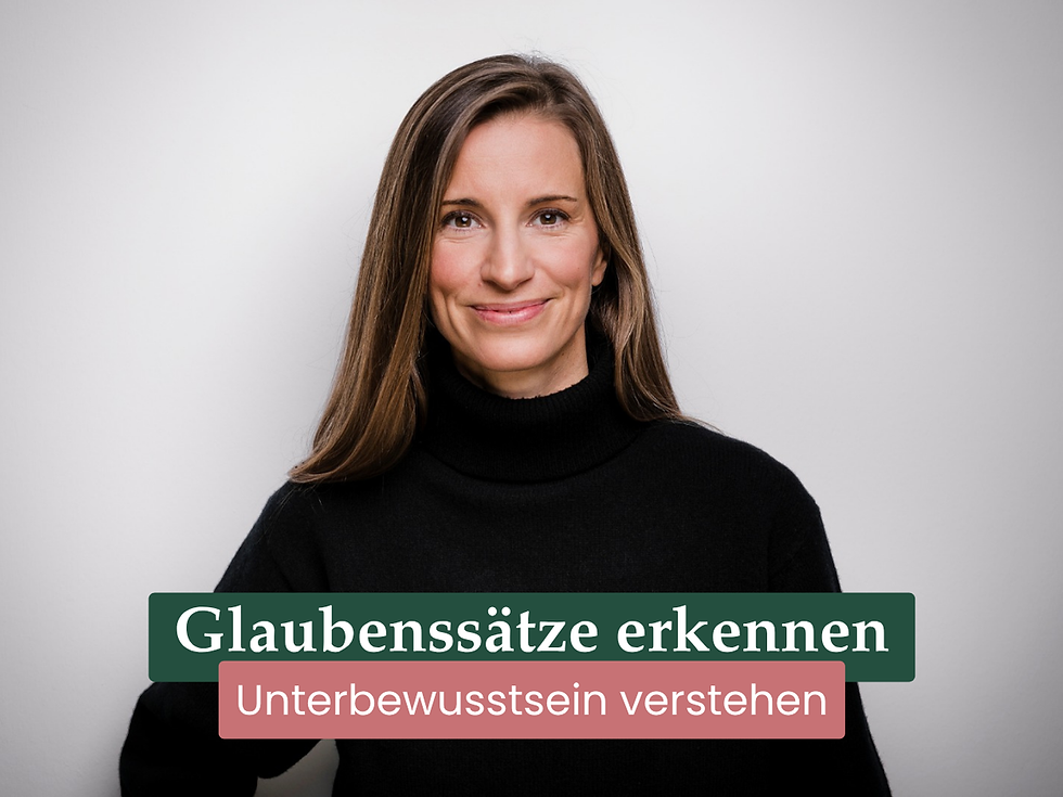 Frau im schwarzen Rollkragen lächelt vor hellem Hintergrund; Text: Glaubenssätze erkennen, Unterbewusstsein verstehen.